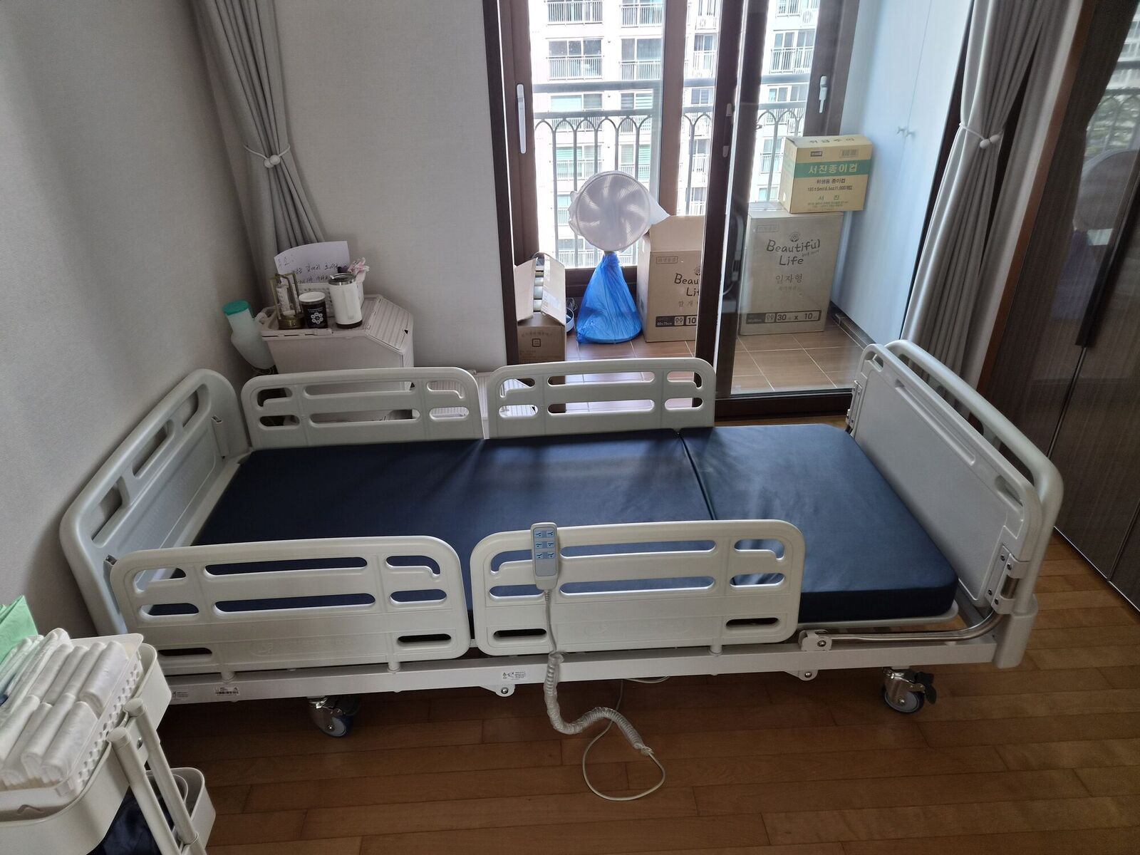 안성 재가복지와 함께 안내하는 복지용구 참고사진 - 베란다 창가 방에 설치된 안전난간 전동침대