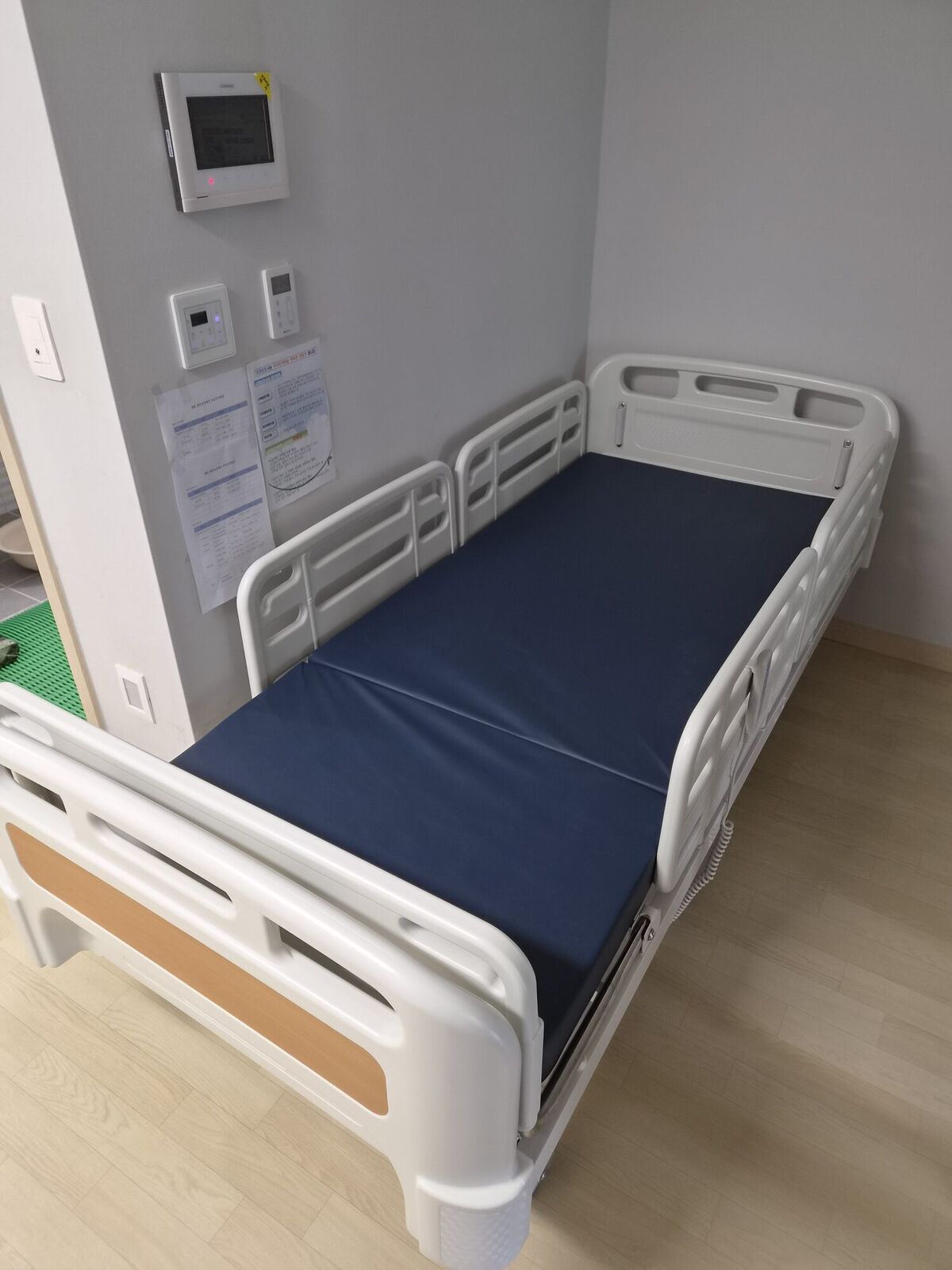 안성 재가복지와 함께 안내하는 복지용구 참고사진 - 방 모서리에 설치된 안전난간 전동침대