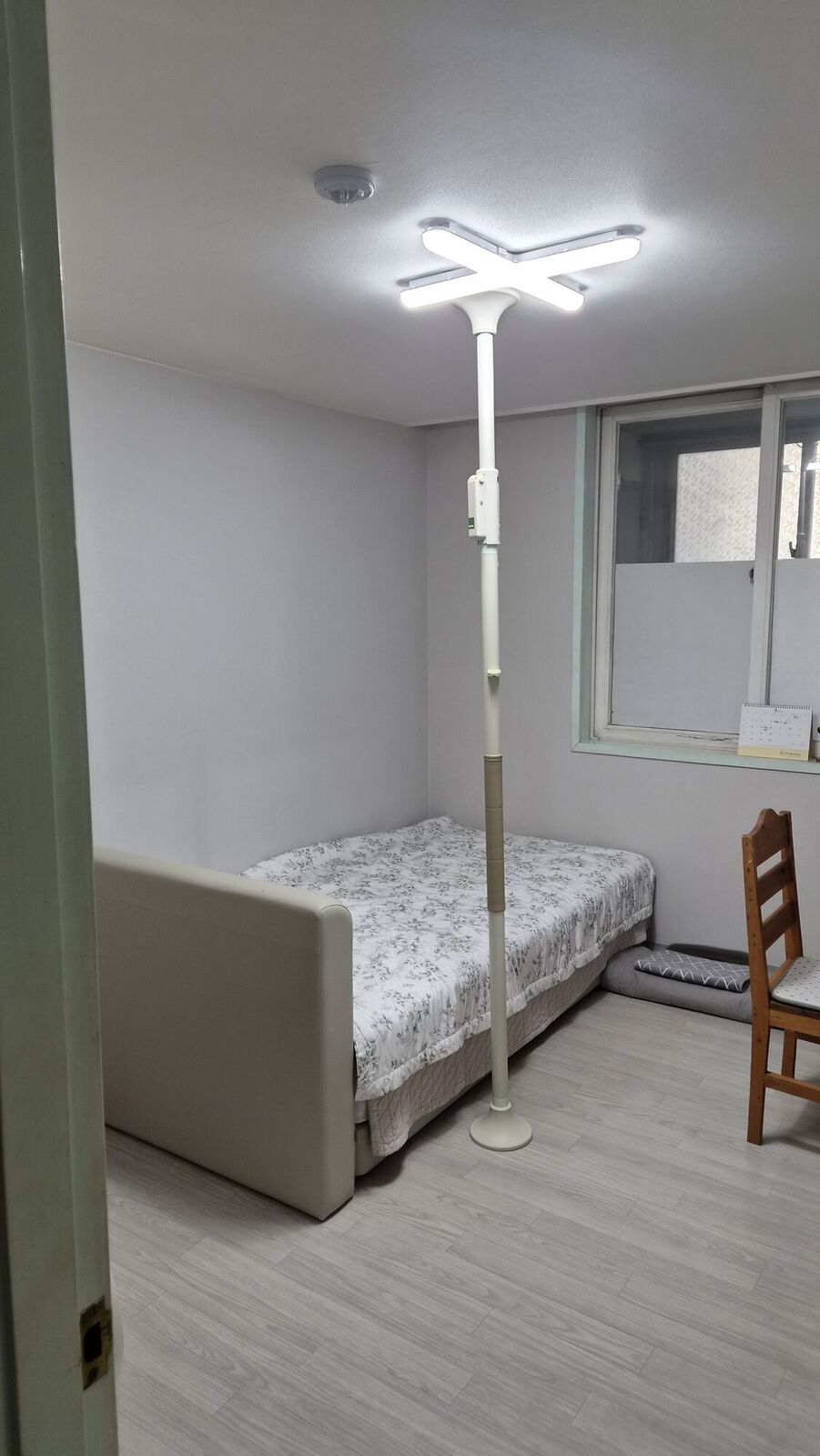 안산 재가복지와 함께 안내하는 복지용구 참고사진 - 침대 옆 바닥과 천장 사이에 고정한 기둥형 안전손잡이