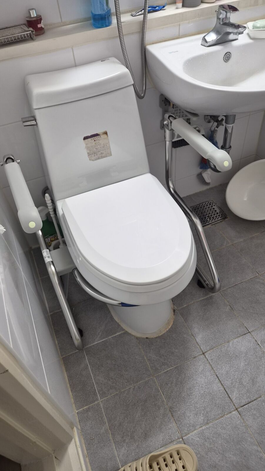 오산 재가복지와 함께 안내하는 복지용구 참고사진 - 좁은 욕실 변기에 설치한 안전손잡이