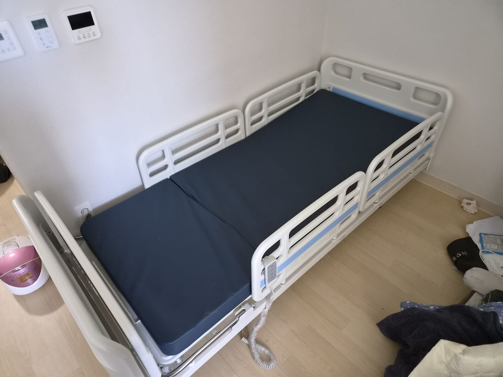 안산 재가복지와 함께 안내하는 복지용구 참고사진 - 흰 벽 방 모서리에 놓인 전동침대