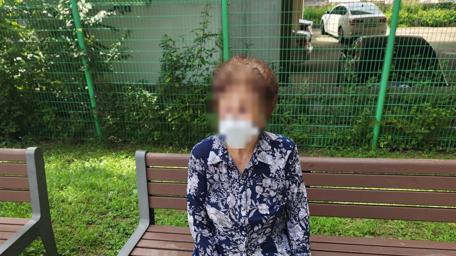 벤치에서 쉬며 산책하는 어르신